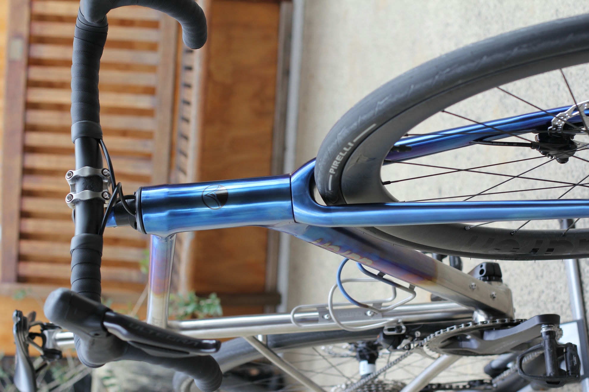 Anodised head tube on an Auren titanium road bike